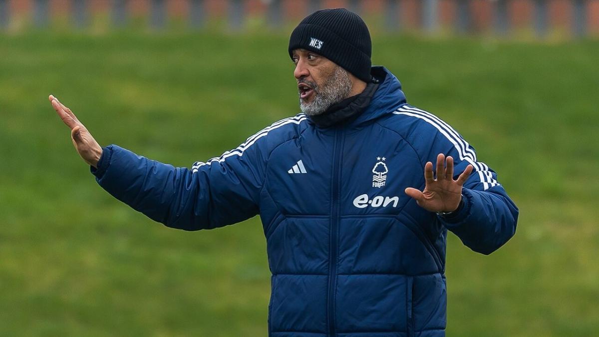 Nottingham Forest boss Nuno Espirito Santo taking the team in training